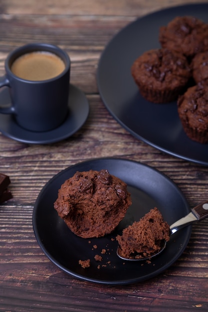 Muffins de chocolate em um prato preto