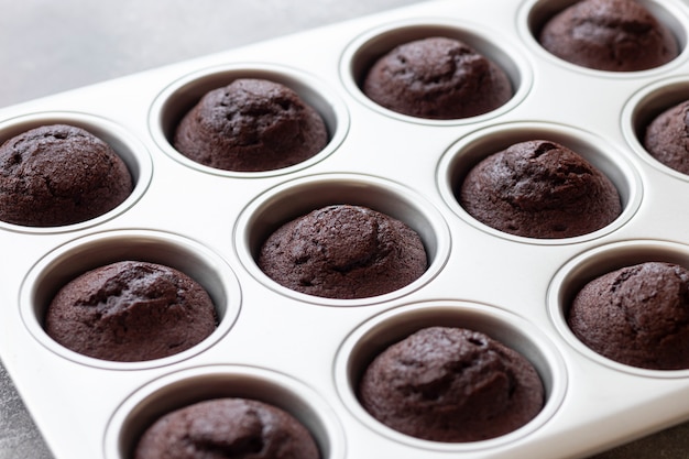 Muffins de chocolate em uma assadeira