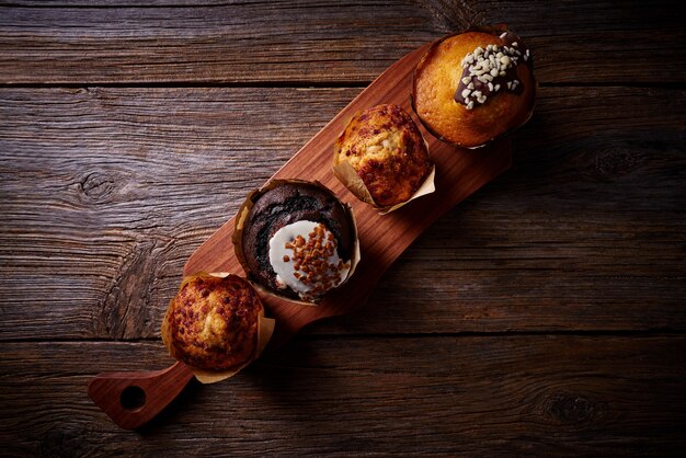 Muffins de chocolate na mesa de tábua de madeira