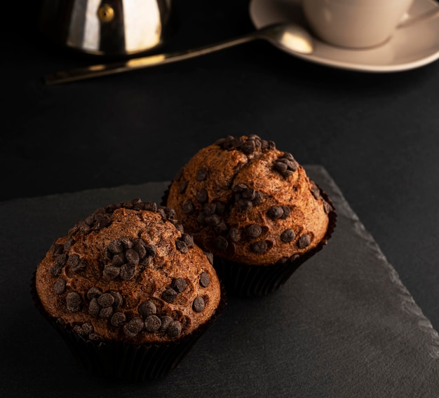 Muffins de chocolate para o café da manhã. Cupcakes de chocolate fofos caseiros. Cupcakes com chocolate e cin