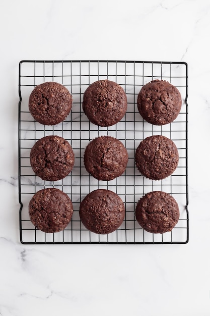 Muffins de chocolate recém-assados em uma grade