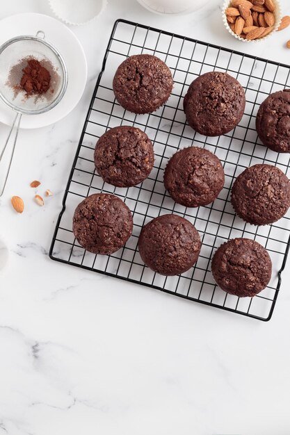 Muffins de chocolate recém-assados em uma grade