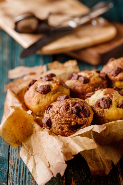 Muffins de chocolate saborosos caseiros na mesa de madeira