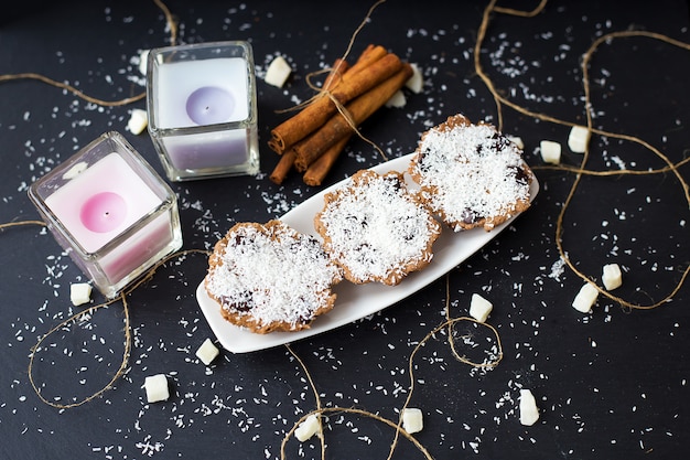 Muffins de coco em fundo preto