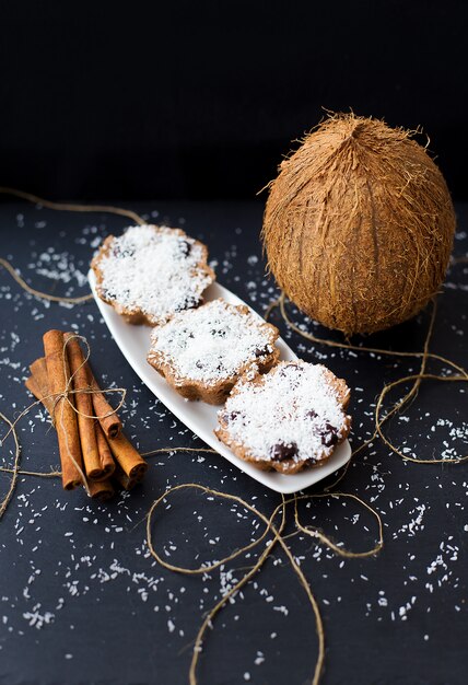 Muffins de coco em um fundo preto