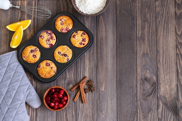 Muffins de cozimento com cranberry