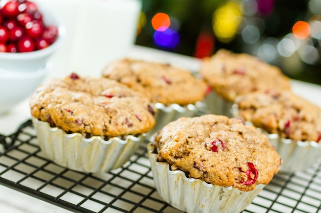 Muffins de cranberry caseiros assados no café da manhã de Natal.