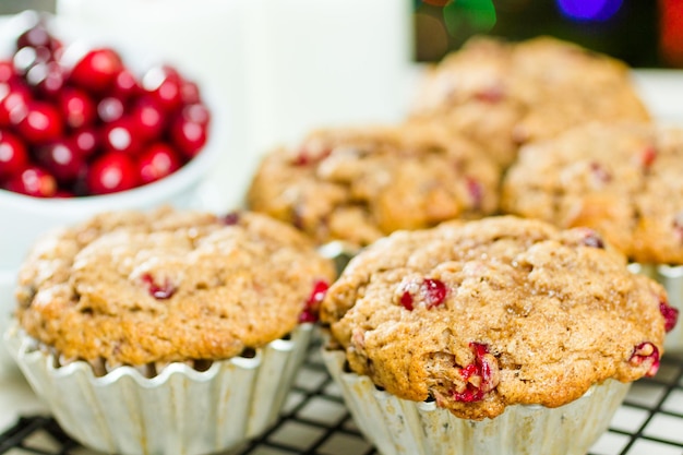 Muffins de cranberry caseiros assados no café da manhã de Natal.