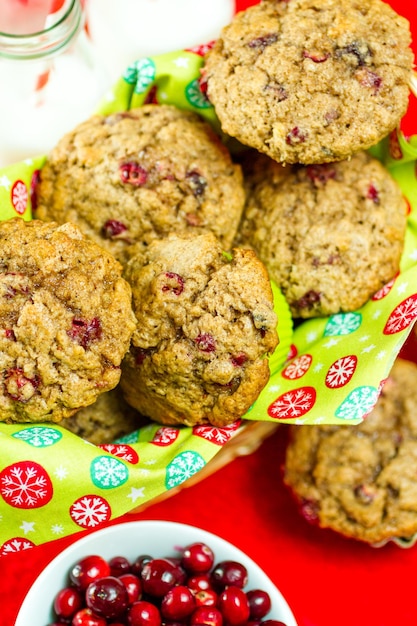 Muffins de cranberry caseiros assados no café da manhã de Natal.