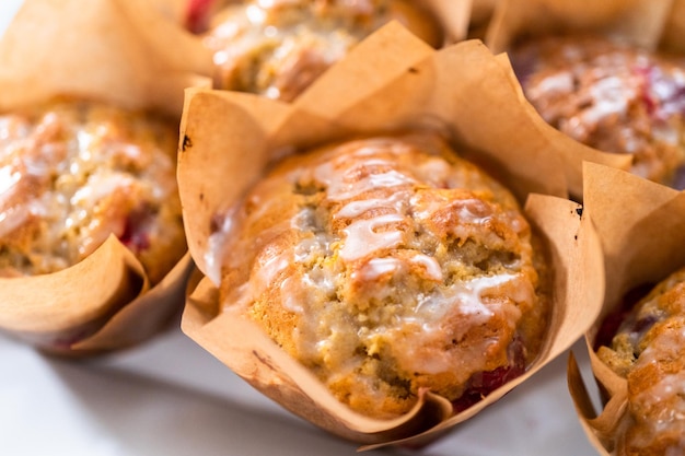 Muffins de cranberry recém-assados em copos de muffin de papel pardo.