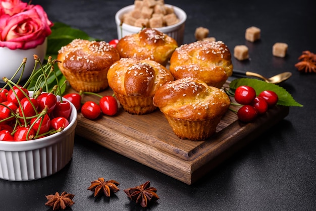 Muffins de farinha de arroz deliciosos frescos com cerejas em um fundo de concreto Pastelaria caseira