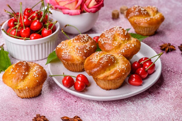 Muffins de farinha de arroz deliciosos frescos com cerejas em um fundo de concreto Pastelaria caseira