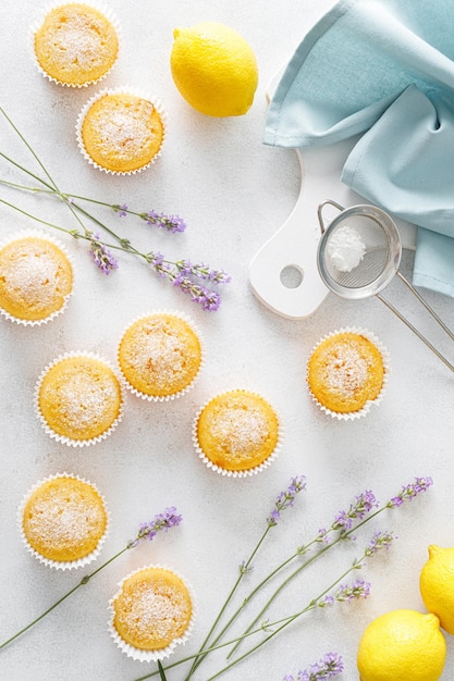 Muffins de limão com açúcar em pó