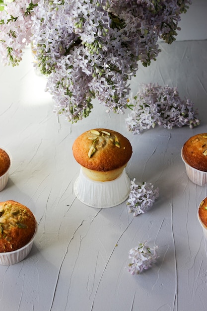 Muffins de limão polvilhados com pistache picado.