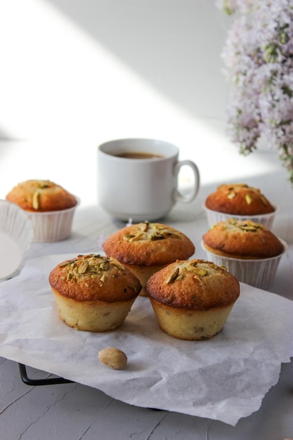 Muffins de limão polvilhados com pistache picado.