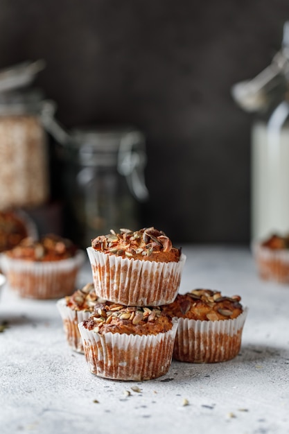 Muffins de maçã com farinha integral com sementes de abóbora