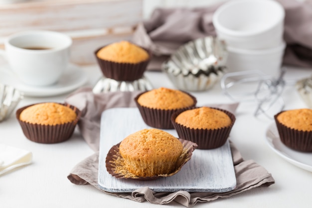 Muffins de mel em uma placa de madeira. comida saudável