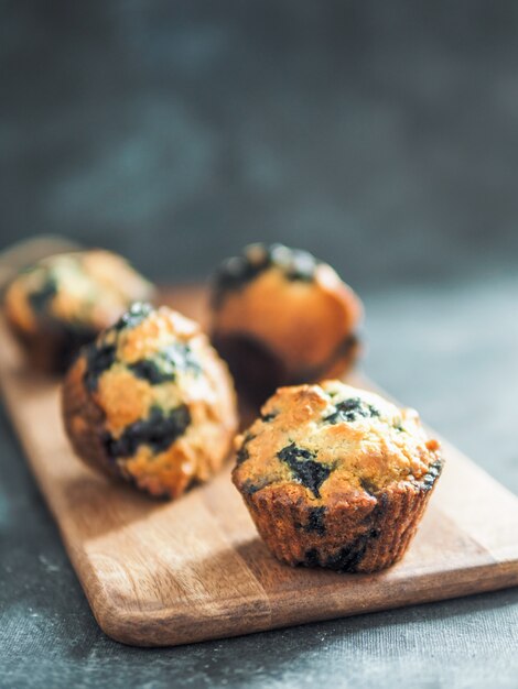 Muffins de mirtilo caseiros no escuro