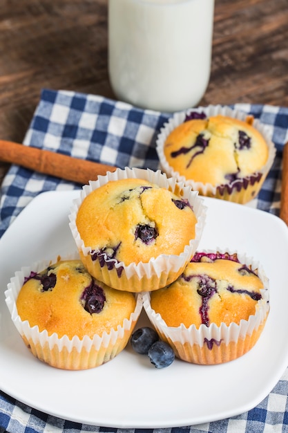 muffins de mirtilo com açúcar em pó e bagas frescas