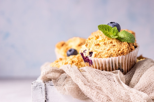 Muffins de mirtilo com frutas frescas e hortelã