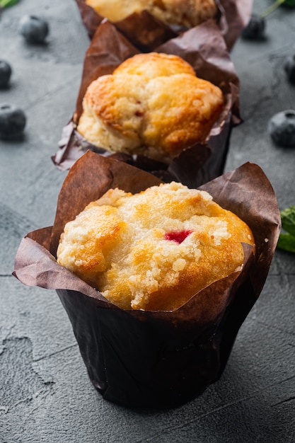 Muffins de mirtilo com frutas frescas, na mesa cinza