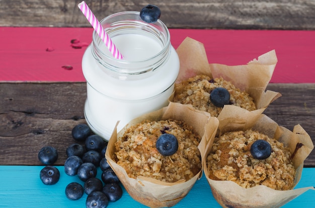 Muffins de Mirtilo com leite em uma mesa