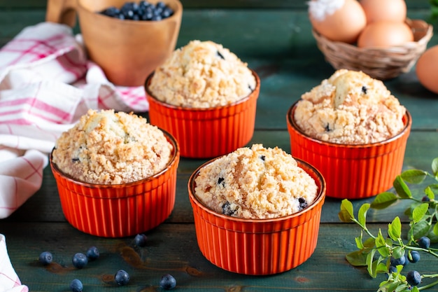 Muffins de mirtilo veganos caseiros com mirtilo na mesa verde