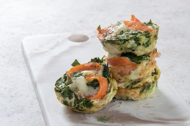 Muffins de ovo com espinafre de salmão e queijo