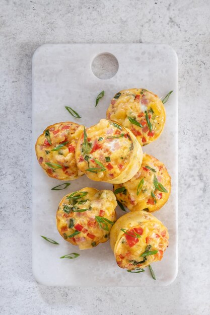 Muffins de ovo com presunto queijo e legumes