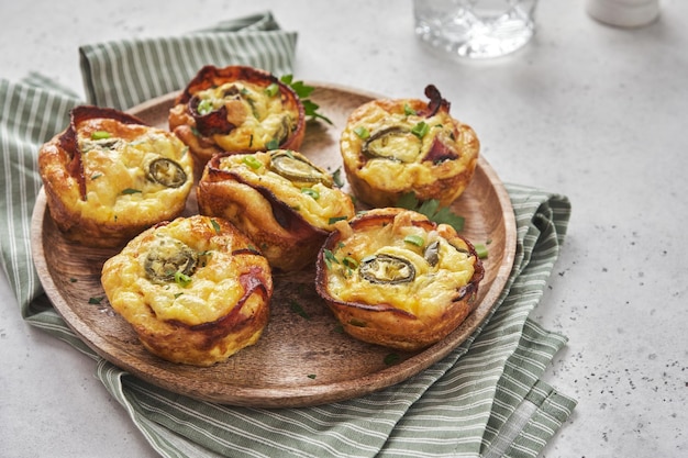 Muffins de ovo de bacon com jalapeno alimentos cetogênicos com baixo teor de carboidratos