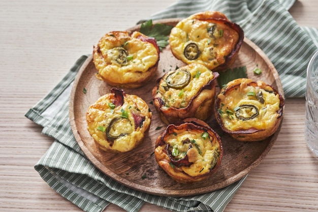 Muffins de ovo de bacon com jalapeno alimentos cetogênicos com baixo teor de carboidratos