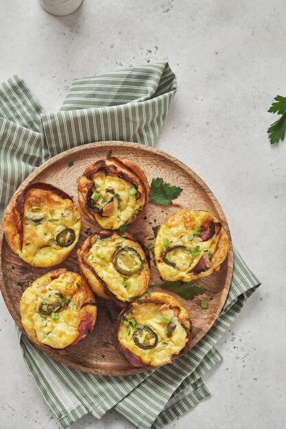 Muffins de ovo de bacon com jalapeno alimentos cetogênicos com baixo teor de carboidratos