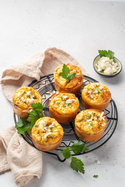 Muffins de ovo vegetariano com pimenta de cogumelo e queijo no café da manhã