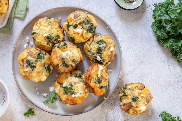 Muffins de ovos vegetarianos com couve de cogumelos e queijo feta no café da manhã