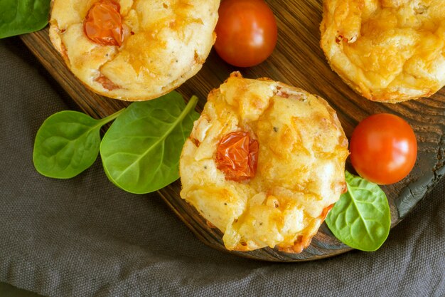 Muffins de queijo caseiro.