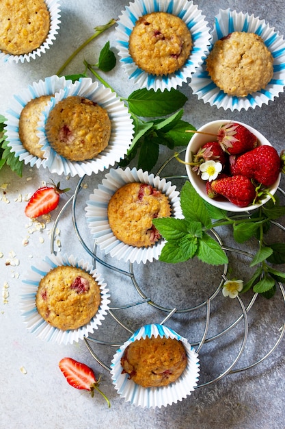 Muffins de sobremesa de verão com farinha de aveia e morango fresco na horizontal.