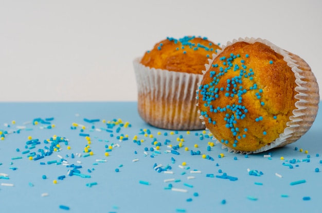 Muffins decorados con sprinkles.