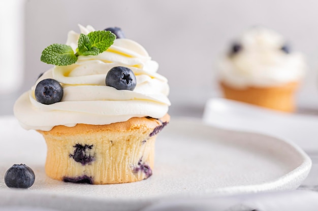 Muffins dulces con arándanos y crema de queso