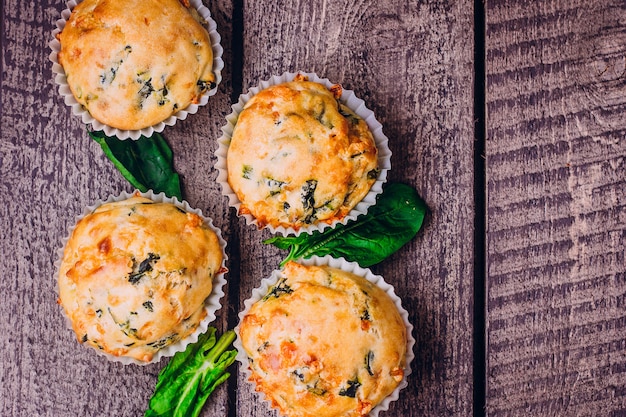 Muffins Con Espinacas Y Queso En Mesa De Madera