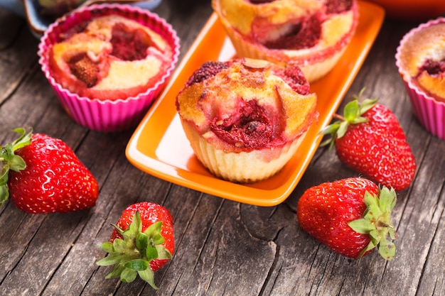 Muffins de fresa en el plato y bayas