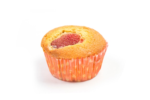 Foto muffins de fresa sobre fondo blanco