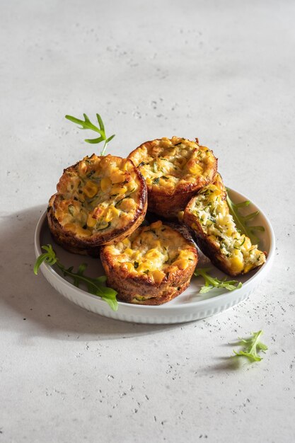 Muffins de huevo de maíz y calabacín en una mesa