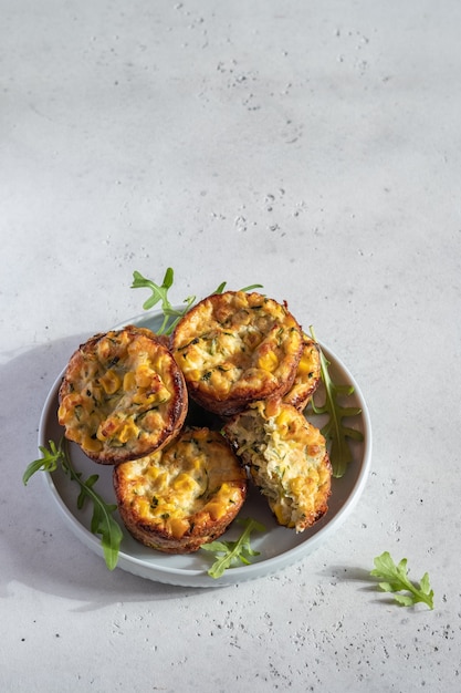 Muffins de huevo de maíz y calabacín en una mesa