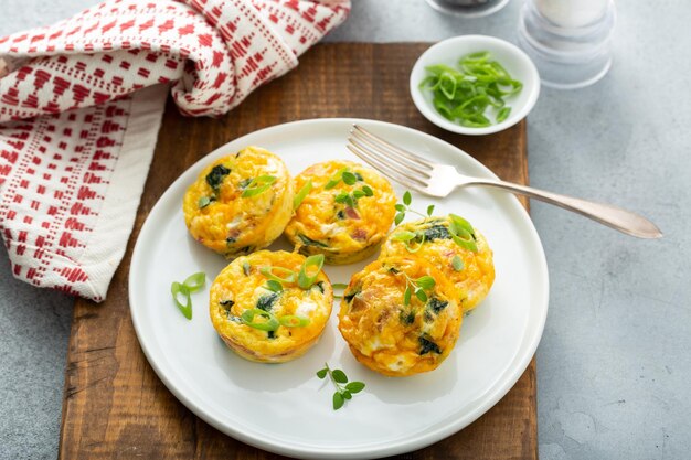 Muffins de huevo saludables con espinaca y tocino bajos en carbohidratos