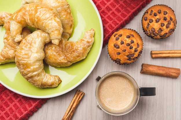 Muffins, Kaffee, Zimt und Croissants