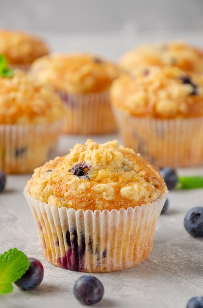 Muffins de limón con arándanos y shtreisel con bayas frescas con fondo borroso