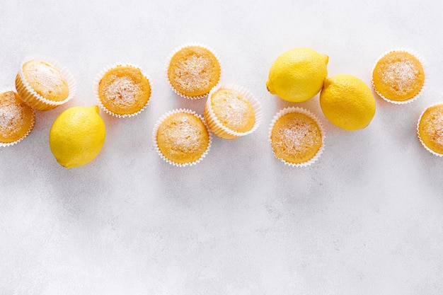 Muffins de limón con azúcar en polvo