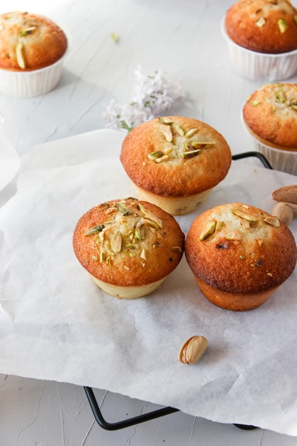 Muffins de limón espolvoreados con pistachos picados.