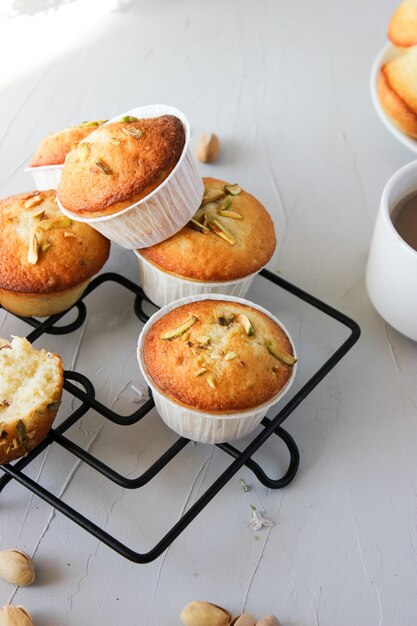 Muffins de limón espolvoreados con pistachos picados.