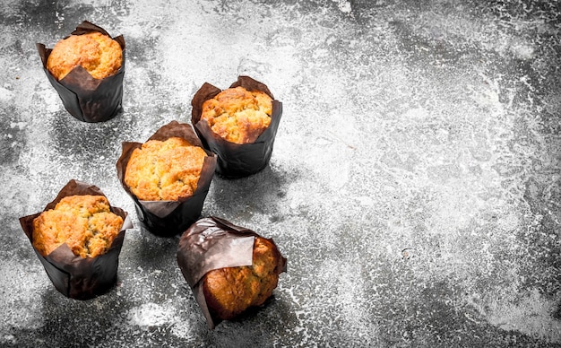 Muffins de miel de frutas en mesa rústica.